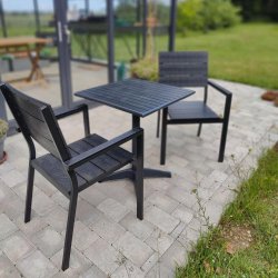 Sort vedligeholdelsesfrit cafst med stabelbar stole