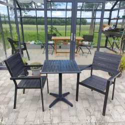 Sort vedligeholdelsesfrit cafst med stabelbar stole