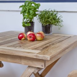 York cafest i gold teak. Bestr af foldebord str. 70x70 cm H: 74 cm+ 2 stk. foldestole m/armln.  