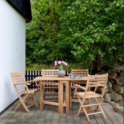 York cafest i gold teak. Bestr af foldebord str. 70x70 cm H: 74 cm+ 2 stk. foldestole m/armln.  